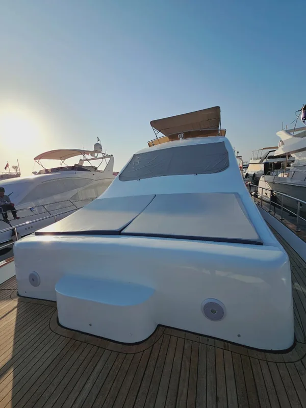 75′ yacht forward deck